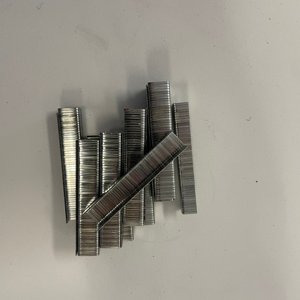 Staples 8mm Leg × 10.6mm Crown – 1000 Pack Galvanised Steel, Compatible with Roberts Hammer Tacker, Makita, Arrow & Most 8 mm Flooring Staplers