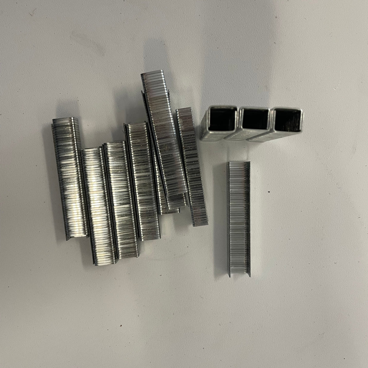 Staples 8mm Leg × 10.6mm Crown – 1000 Pack Galvanised Steel, Compatible with Roberts Hammer Tacker, Makita, Arrow & Most 8 mm Flooring Staplers