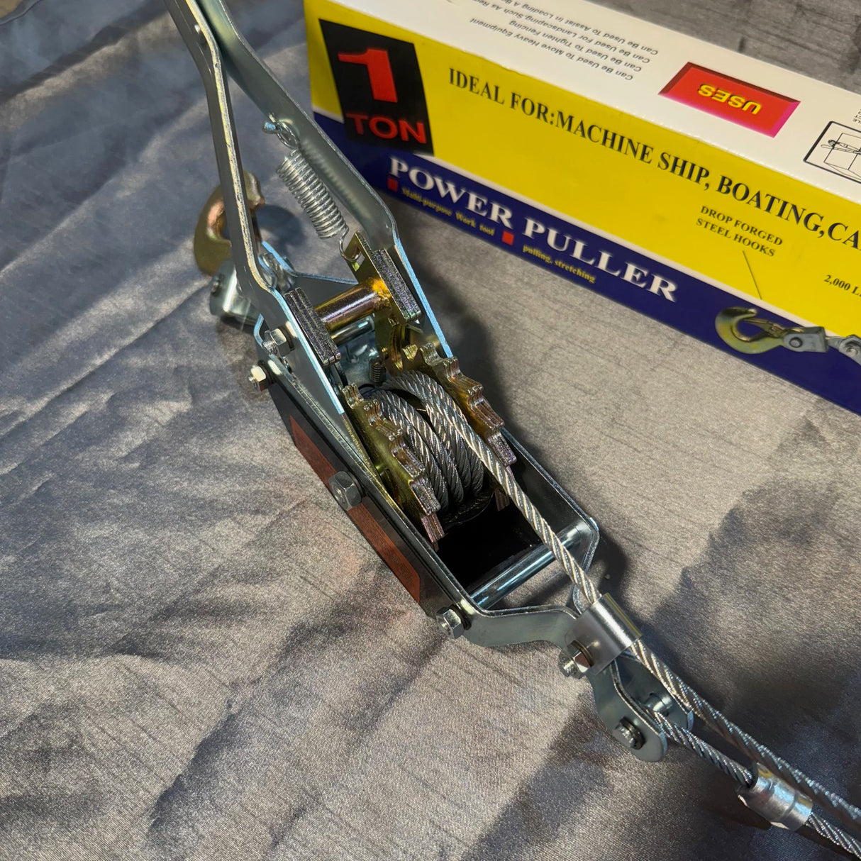 Ratcheting Cable Puller 1 Ton Hand Power Puller C/W Two Hooks